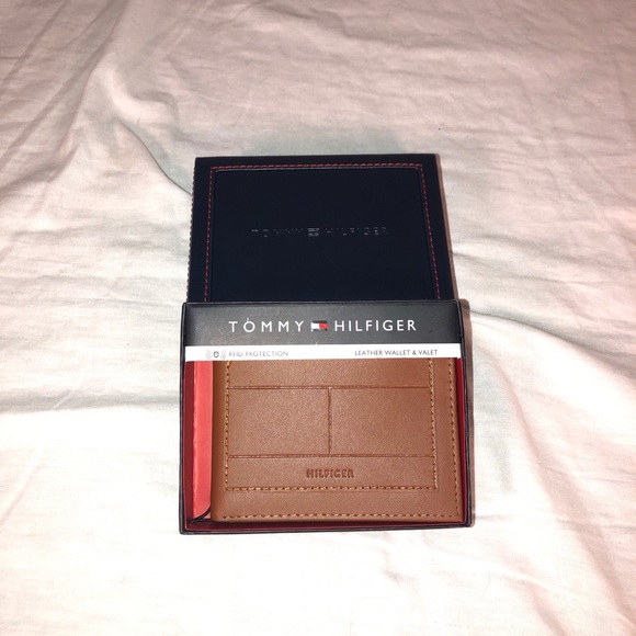 Tommy Hilfiger Other - New With Tags Men's Tommy Hilfiger Tan Leather Wallet